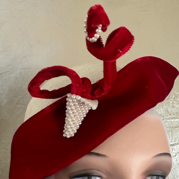 CHIC 1930s\' ASYMMETRICAL OFF WHITE STRAW  CLOCHE/ RED VELOUR BRIM & PEARL TRIM main image 6